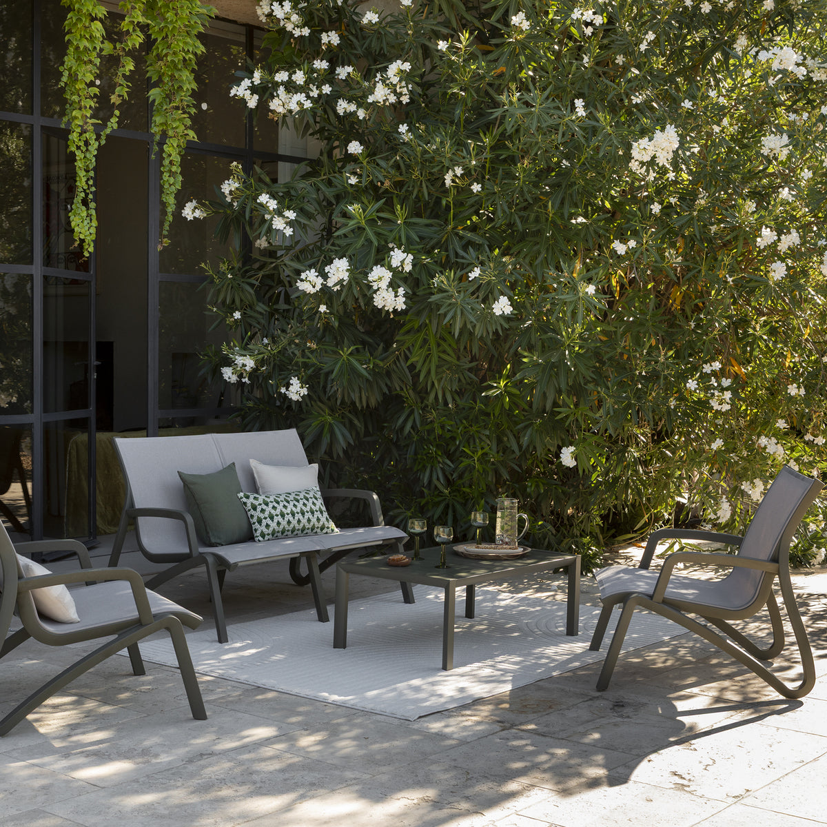 Sunset "Green Edition" conversational armchair